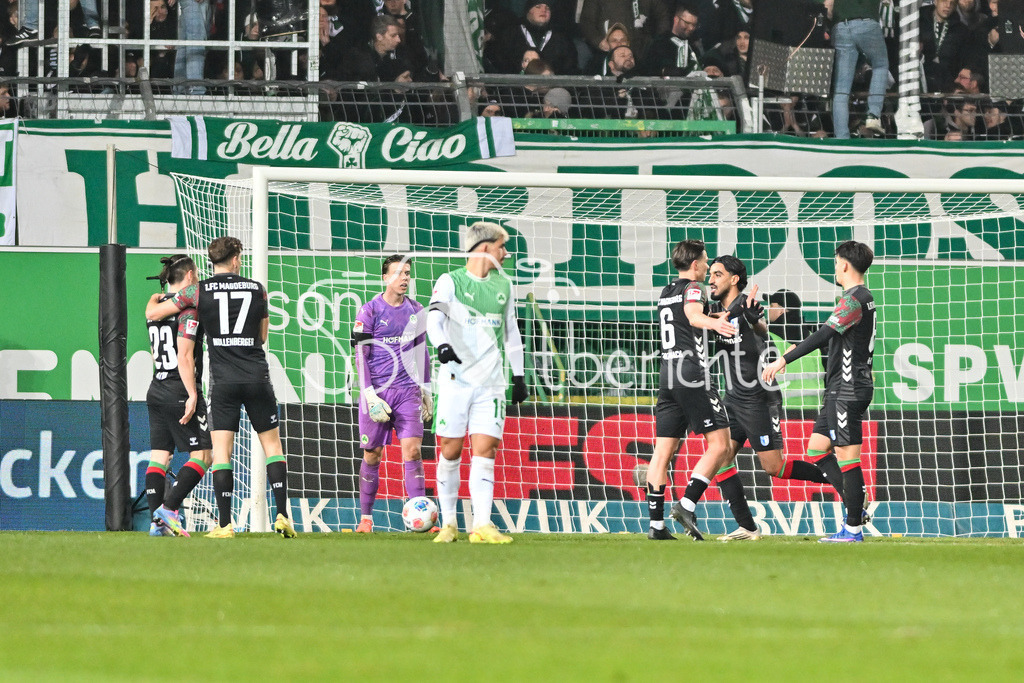 SpVgg Greuther Fürth - 1. FC Magdeburg | FUERTH, GERMANY - 06. FEBRUARY: Jubel der Magdeburger nach dem Treffer zum 1-3 durch Rayan GHRIEB (1. FC Magdeburg 29) / Tor / Torschuetze / Freude / Happy während dem Match zwischen der SpVgg Greuther Fürth und dem 1. FC Magdeburg am 21. Spieltag der 2. Bundesliga im Sportpark Ronhof Thomas Sommer