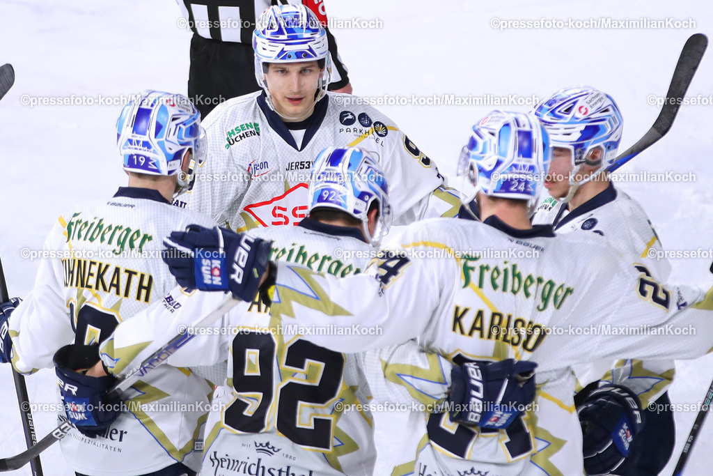 Kre2DEL15032301047 | Krefeld, 15.03.2023, Eishockey, DEL2, Viertelfinale, 1. Spiel, Playoffs, Yayla Arena, Krefeld Pinguine - Dresdner Eislöwen: Torjubel nach dem 2:3 durch Simon Karlsson von Dresdner Eislöwen