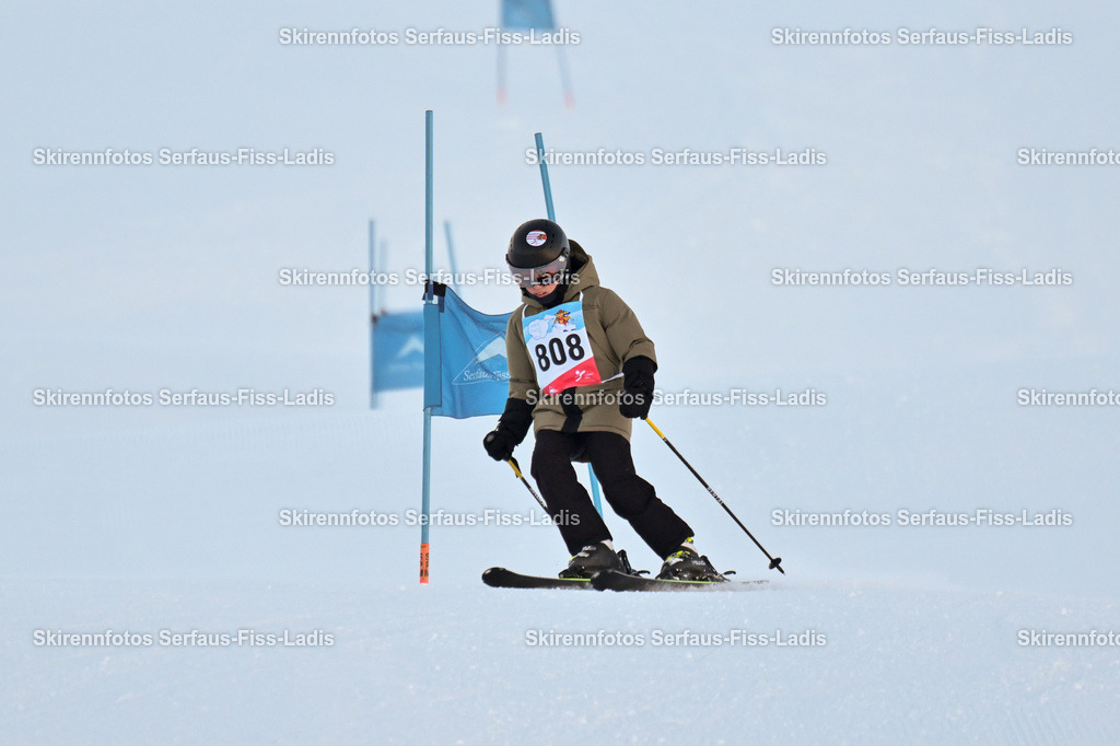 SRF_25.12.2025_0028 | Skirennfotos,Serfaus,Fiss,Ladis,Kinderskirennen,Winter,Tirol,Oberland,skirace,SFL,feelfree,weil wir's genießen,ski,Ski,skifahren,Sonnenplateau, - Realisiert mit Pictrs.com