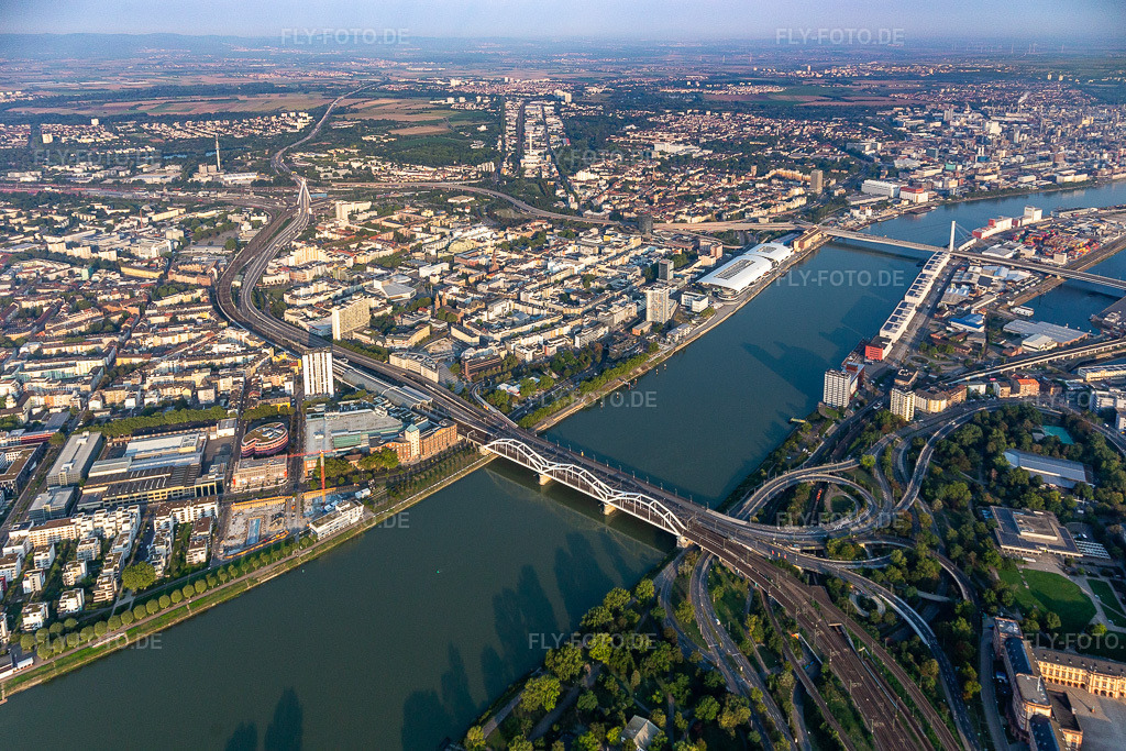 Luftbild: Rheinbrücken zwischen Mannheim und Ludwigshafen mit den abrissreifen, gesperrten Hochstraßen Süd und Nord am Rhein im Ortsteil Mitte in Ludwigshafen im Bundesland Rheinland-Pfalz in Deutschland. Foto: IMG_116883.jpg vom 25.08.2019 durch Werner Riehm/FLY-FOTO.de