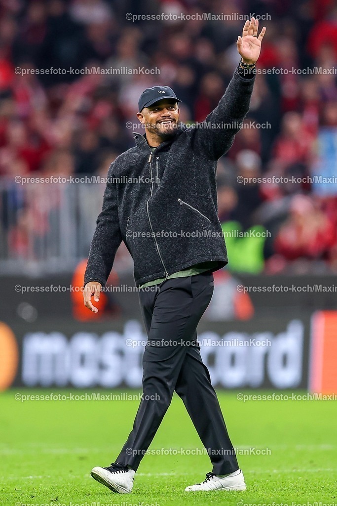UCL22102501125 | 22.10.2025, Fußball, UEFA Champions League, FC Bayern München - Club Brügge, Allianz Arena, Saison 2025 2026: Abschlussjubel nach dem 4:0 Sieg der Bayern. Cheftrainer Vincent Kompany (FC Bayern Muenchen #hc) grüßt jubelnd in die FankurveRegulations prohibit any use of photographs as image sequences and or quasi-video.