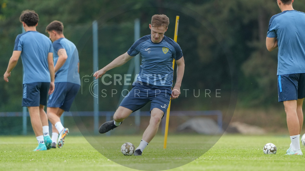Fußball, Herren, Saison 2025/2026, Regionalliga Nordost, Trainingsauftakt des FSV 63 Luckenwalde am 18.06.2025 im Werner-Seelenbinder-Stadion, | Fußball, Herren, Saison 2025/2026, Regionalliga Nordost, Trainingsauftakt des FSV 63 Luckenwalde am 18.06.2025 im Werner-Seelenbinder-Stadion, Im Bild: Niklas Kaus (m.) - Realisiert mit Pictrs.com