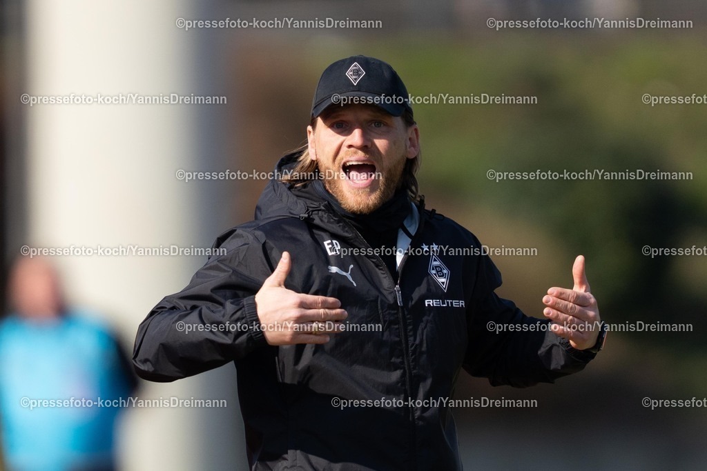 xYDR15032501017 | 15.03.2025, xydrx, Fußball, Borussia Mönchengladbach II (U23) - 1.FC Bocholt, Regionalliga West, Grenzlandstadion: Eugen Polanski (Trainer Borussia Moenchengladbach II) beschwert sich beim Linienrichter, regt sich auf,