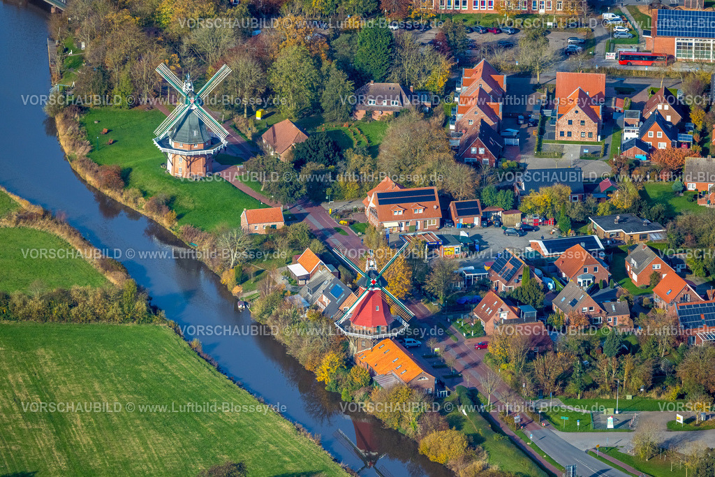 Greetsiel251104796 | Luftbild, Greetsieler Zwillingsmühlen mit Grüne Mühle und Schoofs Mühle, Altes Greetsieler Sieltief und Wohnhäuser Mühlenstraße, Greetsiel, Krummhörn, Norddeutschland, Ostfriesland, Niedersachsen, Deutschland