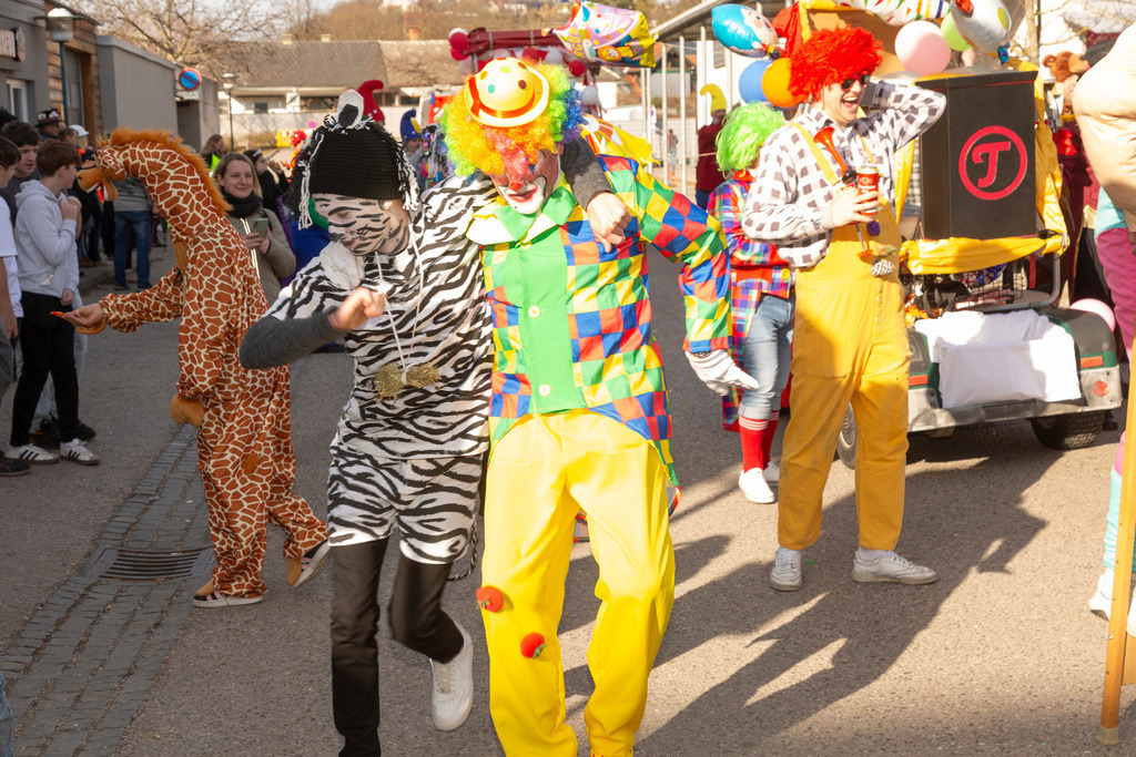 Umzug2025-150_9811 | Fotostrecke: FASCHINGSUMZUG 2025 in Loosdorf. 22 Masken(gruppen)-Teilnehmer: Loosdorfer Vereine, Wirtschaftstreibende, Gemeindeabordnungen sowie Kreditinstitute. rund 700 Besucher entlang der Hauptstrasse. Veranstaltungs-Sicherung durch Mannschaft der FF-Loosdorf mit schwerem Gerät. Maskenprämierung am EKZ-Platz durch Bgm. Thomas Vasku in den Kategorien: Bester Festwagen (Fa. gkonzept-Groissenberger; Beste Personengruppe-ASK-Loosdorf; Beste Einzelperson; Weiteste Anreise-FF Schollach;
