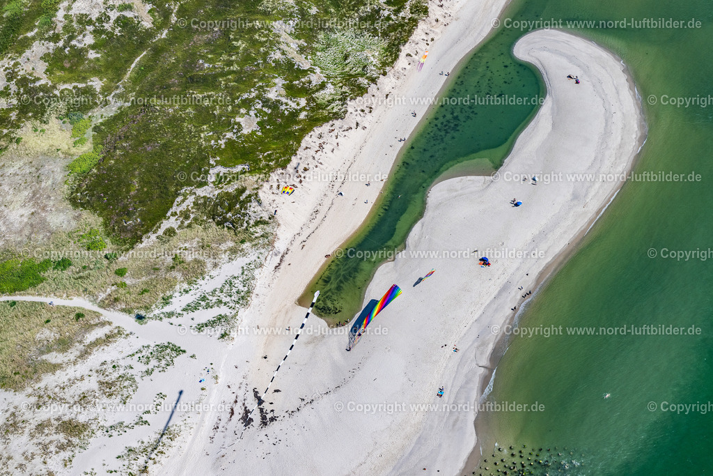 Sylt_Hörnum_Hörnumer_Odde_Drachen_Am_Fliegen_ELS_5576130825 | HöRNUM (SYLT) 13.08.2025 Freizeitgestaltung Drachen steigen lassen im Küstenbereich dee Hörnumer Odde der Nordseeinsel Sylt in Hörnum im Bundesland Schleswig-Holstein. // Leisure activities: flying kites in the coastal area of Hoernumer Odde on the North Sea island of Sylt in Hoernum in the federal state of Schleswig-Holstein. Foto: Martin Elsen