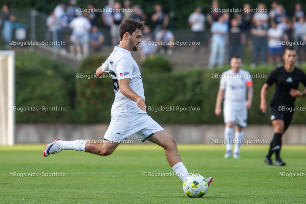 Paul Trützschler | 20.08.2025, Fußball, SC Victoria Mennrath - MSV Duisburg, Niederrheinpokal, Saison 2025/26: Paul Trützschler (SC Victoria Mennrath #36) beim Schuss - Realisiert mit Pictrs.com