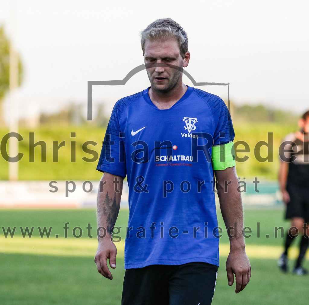 2023-07-14_128_FC_Langengeisling_gegen_FC_Velden-Eberspoint | Erding, Deutschland, 14.07.2023:
Fußball, Bezirksliga Oberbayern Ost 2023 / 2024, Testspiel, FC Langengeisling gegen FC Velden-Eberspoint, Endergebnis: 5:0

Florian Hagenberger (FC Velden-Eberspoint, #9)

Foto: Christian Riedel / fotografie-riedel.net