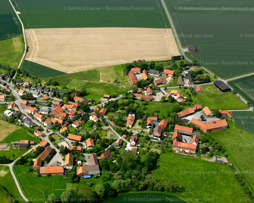 2638079 | OSTHARINGEN 09.06.2006 Landwirtschaftliche Nutzflächen und Feldgrenzen  umsäumen das Siedlungsgebiet des Dorfes in Ostharingen im Bundesland Niedersachsen, Deutschland // Agricultural land and field boundaries surround the settlement area of the village  in Ostharingen in the state Lower Saxony, Germany Foto: Gerhard Launer