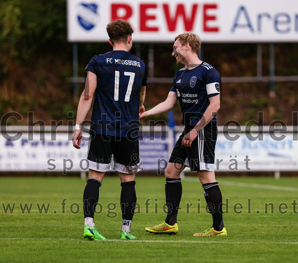 2023-07-28_003_FC_Eitting_gegen_FC_Moosburg | Eitting, Deutschland, 28.07.2023:
Fußball, Kreisliga 2023 / 2024, 1. Spieltag, FC Eitting gegen FC Moosburg, Endergebnis: 1:1

Maximilian Denteler (FC Moosburg, #17), Matthias Hilz (FC Moosburg, #14)

Foto: Christian Riedel / fotografie-riedel.net