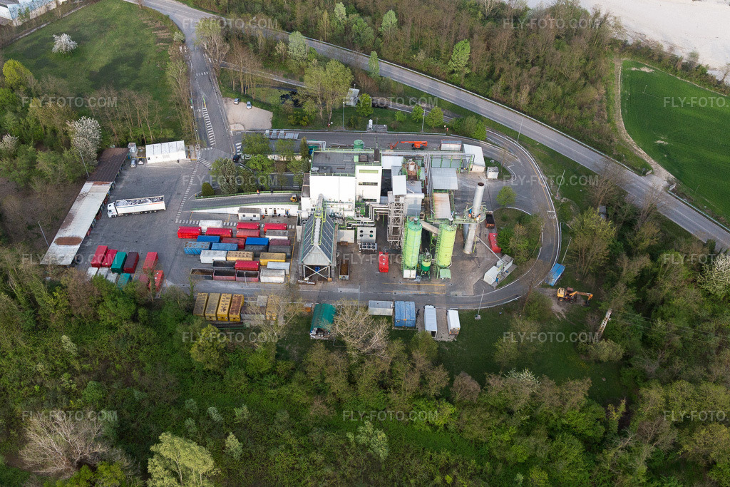 Aerial view: Technical facilities in the Mistral industrial area FVG SRL in Spilimbergo in the state Pordenone, Italy. – Photo: IMG_098789.jpg taken on 04/07/2017 by Werner Riehm/FLY-FOTO.com – Resolution of the original: 4956 x 3304 px
