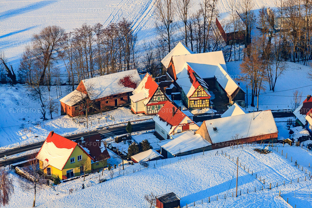 Vue aérienne: Rue de la Hte Vienne en hiver avec de la neige à Neewiller-près-Lauterbourg dans le département Bas Rhin, France.Photo: IMG_36660.jpg prise le 05/01/2011 par Werner Riehm/FLY-FOTO.euRésolution de l'original: 4752 x 3168 px