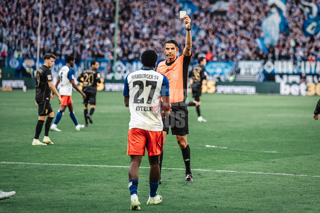Fußball | Männer | Saison 2025/2026 | 1. Fußball-Bundesliga | 28. Spieltag | Hamburger SV vs. FC Augsburg | 04.04.2026 | Philip Otele (#27, HSV) sieht von Schiedsrichter Deniz Aytekin die Gelbe Karte