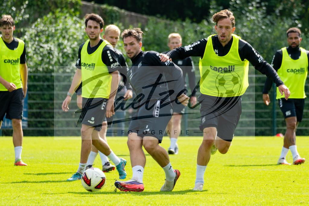 20260909_TRAOSN_0143 | Fußball, Herren: Robin Meißner (VfL Osnabrück) und Jannik Müller (VfL Osnabrück) im Zweikampf beim Training des VfL Osnabrück am 09.09.2026 im Sportpark Illoshöhe in Osnabrück, Deutschland.(Foto von Nico Paetzel) - Realisiert mit Pictrs.com