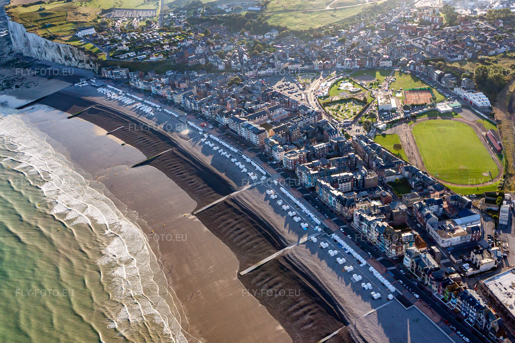 Vue aérienne: Peste à Mers-les-Bains dans le département Somme, France. Photo: IMG_70797.jpg prise le 24/08/2014 par Werner Riehm/FLY-FOTO.euRésolution de l'original: 4488 x 2992 px