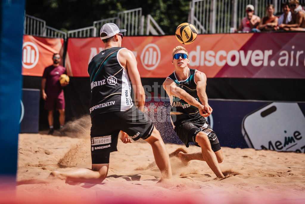 Beachvolleyball | Männer | Allianz German Beach Tour 2025 | Tourstop München | 11.07.2025 | Jonas Reinhardt spielt den Ball