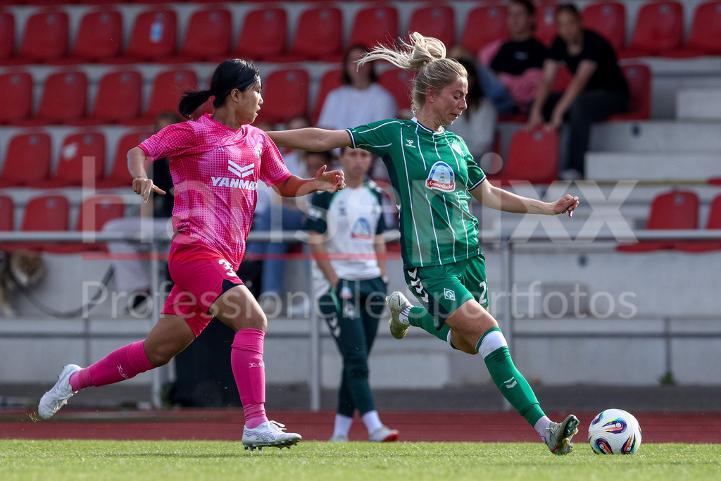 Fussball, Testspiel Frauen, SV Werder Bremen - Cerezo Osaka Yanmar Ladies | Sharon Beck (SV Werder Bremen, 27) im Zweikampf, Duell, Dynamik, Aktion, Action, Spielszene