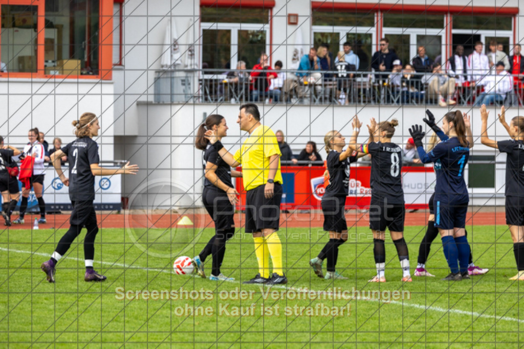 20250928_130308_0047 | #,1.FC Donzdorf (schwarz) vs. TV Derendingen (rot), Fussball, Frauen-Verbandsliga Württemberg, 03. Spieltag, Saison 2025/2026, Rasenplatz Lautertal Stadion, Süßener Straße 16, 73072 Donzdorf, 28.09.2025 - 13:00 Uhr,Foto: PhotoPeet-Sportfotografie/Peter Harich