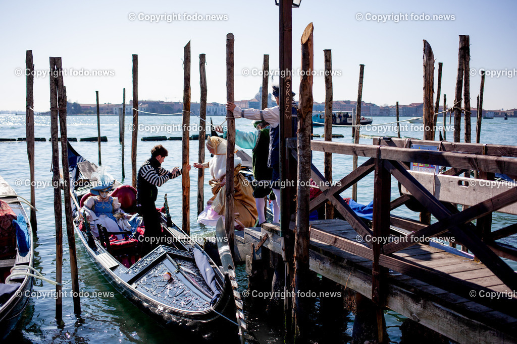 Italien_ Venedig_ 03.03.2025-63 | 03.03.2025, Italien, ITA, Venetien, Venedig, im Bild Venedig, Stadtansichten, Touristen, Reisefeature, Karneval, Masken, maskiert, venezianisch, Reise, Venedig, Venezia, Venetien, Stadtansicht, Campanile, Canale Grande, Markusplatz, Markuskirche, Touristen, Gondel, Gondolere, Faehre, Motorboot, Wassertaxi, Vaporetto, Adria, Lagune, Pfahlbauten, Bruecke, Rialtobruecke, La Gondola, Dogenpalast, Italien, Creativ, Kreativ