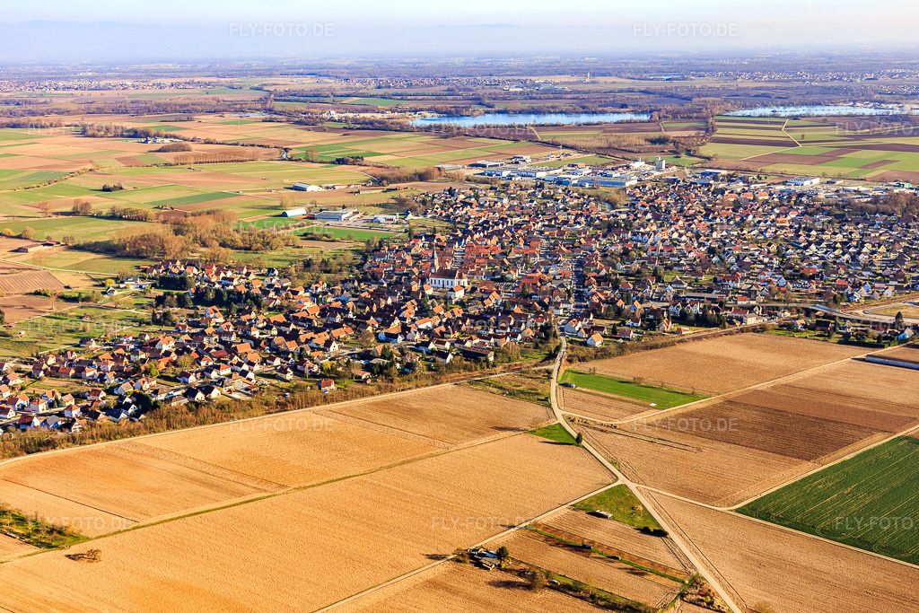 Luftbild: Ortsansicht von Nordwesten in Weyersheim im Bundesland Bas-Rhin in Frankreich. – Foto: IMG_097647.jpg vom 16.03.2017 durch Werner Riehm/FLY-FOTO.de – Auflösung des Originals: 5472 x 3648 px