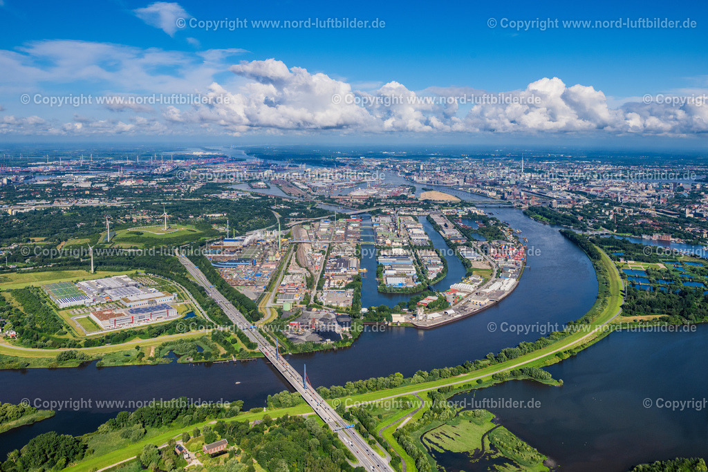 Hamburg_Peute_Industrie_Und_Gewerbegebiet_ELS_1086050823 | HAMBURG 05.08.2023 Industrie- und Gewerbegebiet an der Peutestraße - Hovestraße - Müggenburger Hauptdeich entlang des Flussverlaufs der Norderelbe im Ortsteil Veddel in Hamburg, Deutschland. // Industrial and commercial area on Peutestrasse - Hovestrasse - Mueggenburger Hauptdeich in the district Veddel in Hamburg, Germany. Foto: Martin Elsen