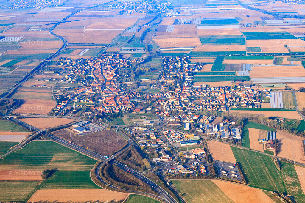 Luftbild: Ortsansicht an der B9 aus Nordosten in Schwegenheim im Bundesland Rheinland-Pfalz in Deutschland. Foto: IMG_49302.jpg vom 28.03.2012 durch Werner Riehm/FLY-FOTO.de