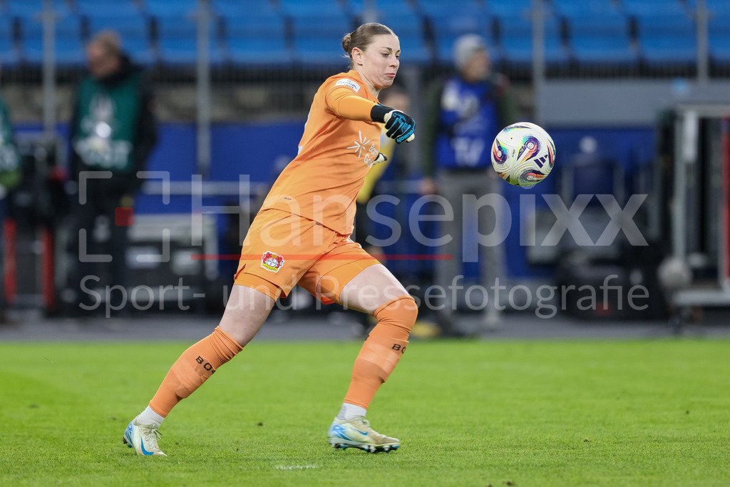 Fussball, Google Pixel Frauen-Bundesliga, Hamburger SV - Bayer 04 Leverkusen | Rafaela Borggräfe (Torhüterin, Torwart, Bayer 04 Leverkusen, 12) am Ball, Freisteller, Einzelbild, Ganzkörper, Aktion, Action, Spielszene, DIE DFB-RICHTLINIEN UNTERSAGEN JEGLICHE NUTZUNG VON FOTOS ALS SEQUENZBILDER UND/ODER VIDEOÄHNLICHE FOTOSTRECKEN. DFB REGULATIONS PROHIBIT ANY USE OF PHOTOGRAPHS AS IMAGE SEQUENCES AND/OR QUASI-VIDEO.