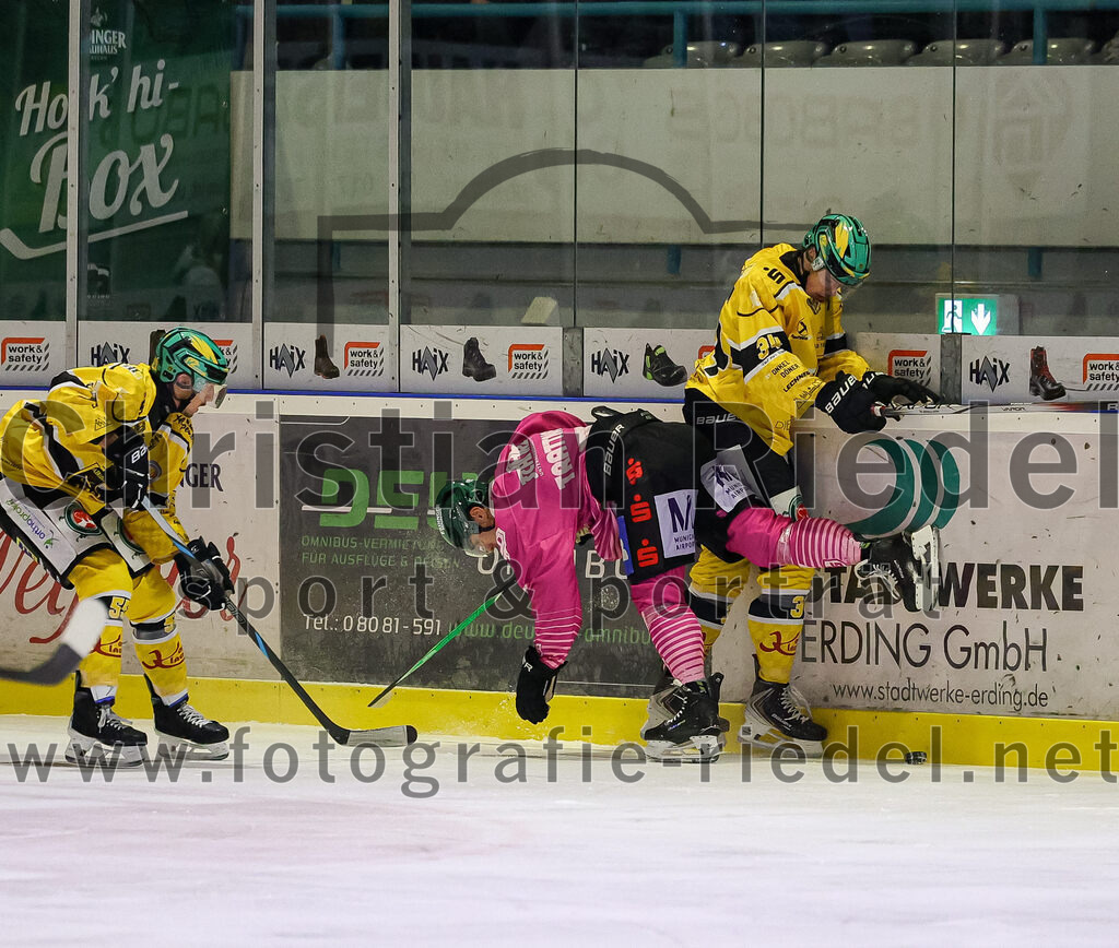 2025-10-28_060_TSV_Erding_gegen_Toelzer_Loewen | Erding, Deutschland, 28.10.2025:Eishockey, Oberliga Süd 2025 / 2026, 13. Spieltag, TSV Erding gegen Tölzer Löwen, Endergebnis: 2:5Florian Krumpe (Tölzer Löwen, #55), Louis Trattner (Erding Gladiators, #7), Kilian Kathan (Tölzer Löwen, #34)Foto: Christian Riedel / fotografie-riedel.net