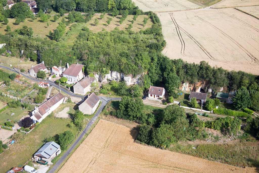 Aerial view: Tuff cave dwellings on the Loir in Lunay in the state Loir et Cher, France. – Photo: IMG_081115.jpg taken on 06/19/2015 by Werner Riehm/FLY-FOTO.com – Resolution of the original: 5472 x 3648 px