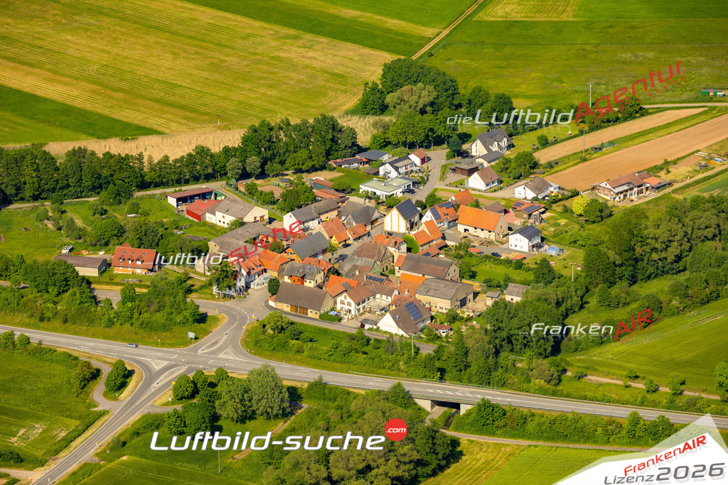 Das Luftbild zeigt Laimbach Reckendorf - Die Luftaufnahme wurde 2023 vom UL-Flugzeug aus erstellt ( keine Drohne ) - Hochauflösende Luftaufnahme - Für grossformatige Ausdrucke geeignet. Die Geschenkidee !Mit Lizenz und Bildrechte bestellbar