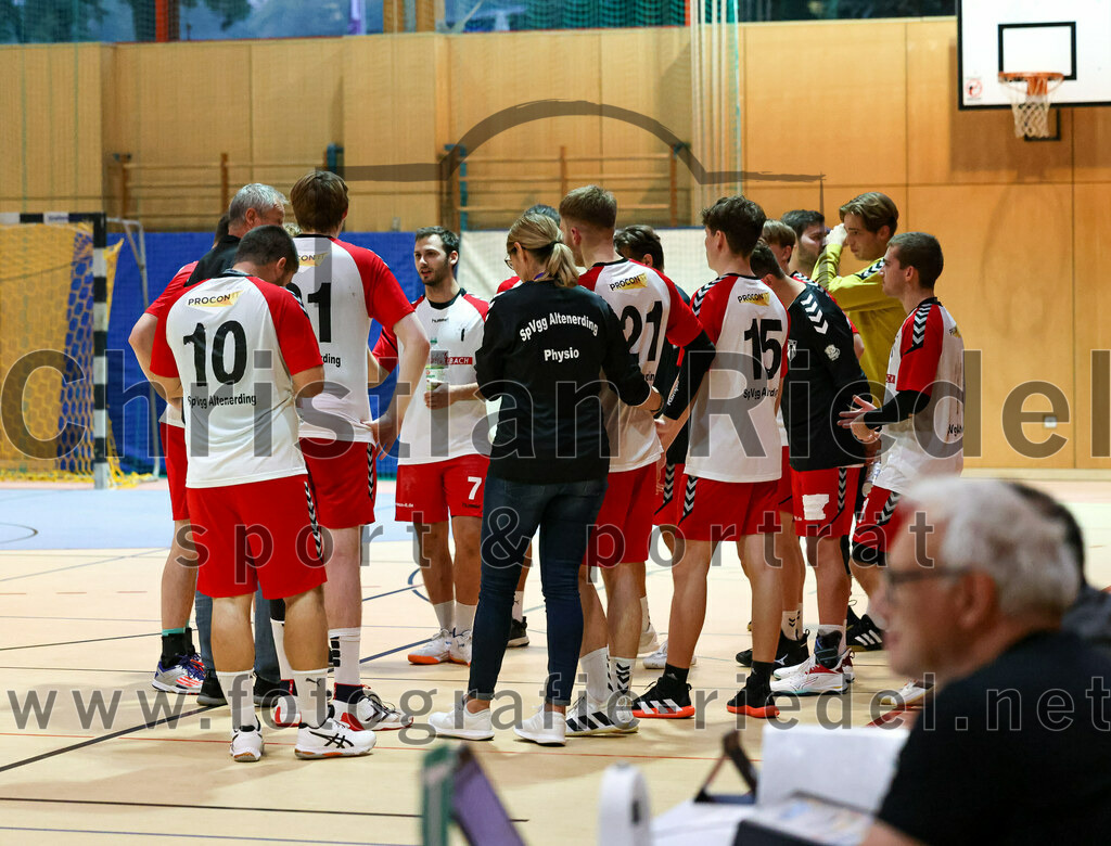 2022-09-24_061_SpVgg_Altenerding_gegen_HSG_Freising-Neufahrn | Erding, Deutschland, 24.09.2022:
Handball, Bezirksoberliga Männer 2022 / 2023, 2. Spieltag, SpVgg Altenerding gegen HSG Freising-Neufahrn, Endergebnis: 18:26

Christian Loris (SpVgg Altenerding, #10), Niklas Fleps (SpVgg Altenerding, #31), Physio Jana Otto (Spvgg Altenerding), Severin Lößl (SpVgg Altenerding, #21), Tim Steininger (SpVgg Altenerding, #15), Joseph Wyhnalek (SpVgg Altenerding, #11)

Foto: Christian Riedel / fotografie-riedel.net