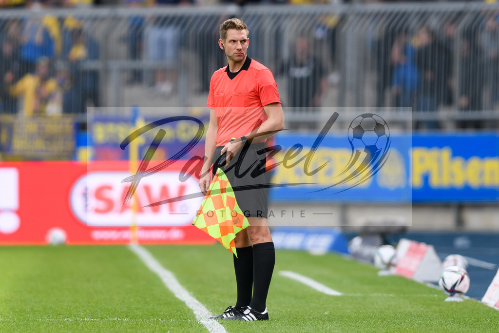 EBSTSV20210828_169 | Fussball, Herren: Schiedsrichter-Assistent Timo Daniel schaut beim Spiel der 3. Liga zwischen Eintracht Braunschweig und TSV 1860 Muenchen im Eintracht-Stadion am 28.08.2021 in Braunschweig, Deutschland.DFB / DFL REGULATIONS PROHIBIT ANY USE OF PHOTOGRAPHS AS IMAGE SEQUENCES AND/OR QUASI-VIDEO. - Realisiert mit Pictrs.com