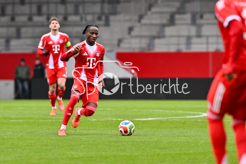 FC Bayern München - Berliner Athletik Klub | MUNICH, GERMANY - 21. FEBRUARY: am Ball Richard AJAYI (FC Bayern München U19 3) während dem Spiel zwischen der U19 des FC Bayern München und der U19 des Berliner Athletik Klubs am 3. Spieltag der DFB-U19 Nachwuchsliga am FC Bayern Campus