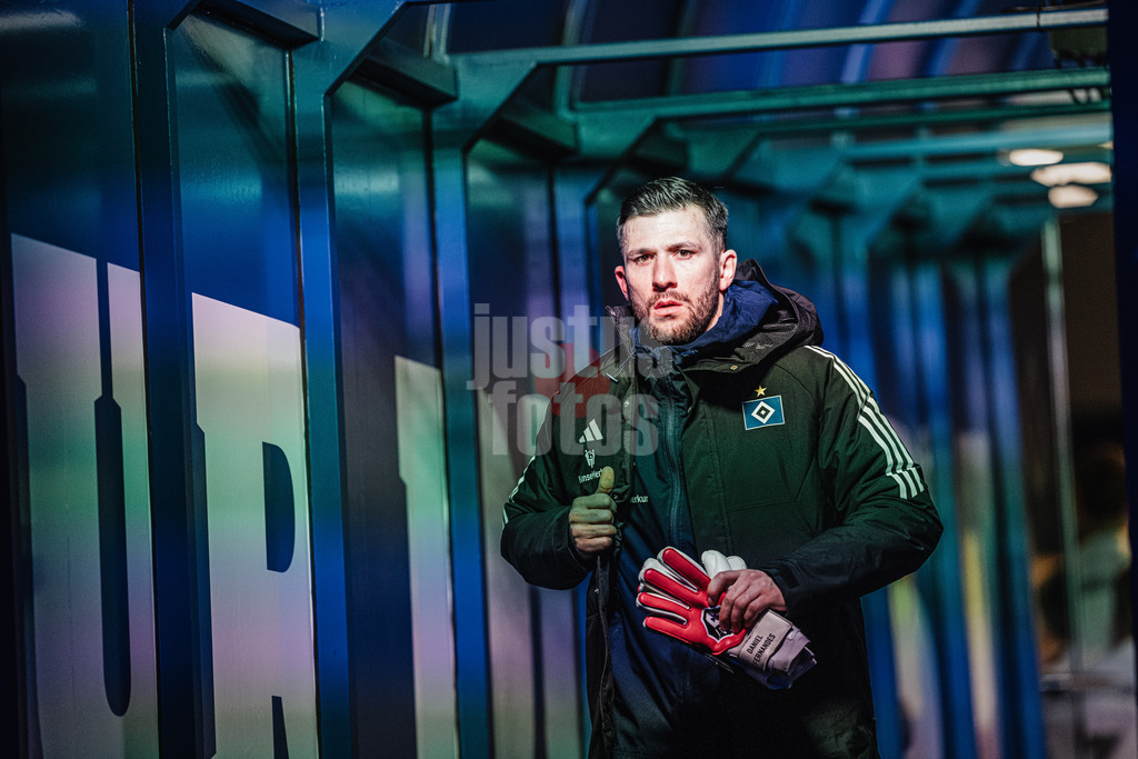 Fußball | Männer | Saison 2023/2024 | 2. Fußball-Bundesliga | 21. Spieltag | Hamburger SV vs. Hannover 96 | 09.02.2024 | Daniel Heuer Fernandes (#1, HSV) startet von der Bank aus