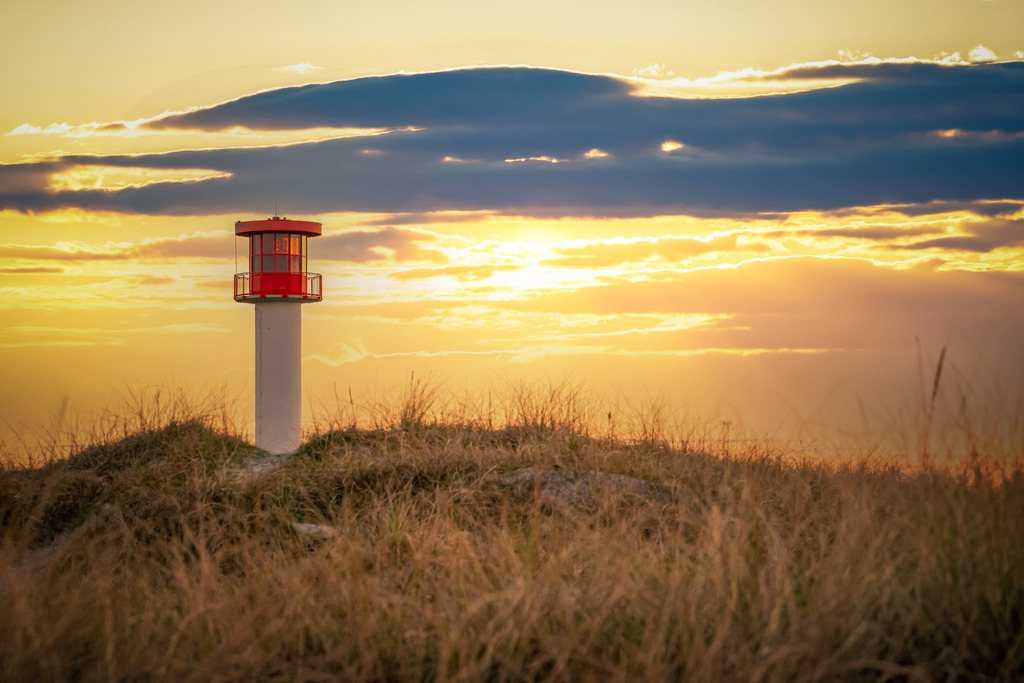 Leuchtfeuer Heidkate | Das Leuchtfeuer Heidkate befindet sich in Heidkate an der Ostseeküste zwischen der Kieler Förde und der Hohwachter Bucht in der Kolberger Heide, nördlich von Wendtorf. Es dient als Warnfeuer und zeigt die Sperrzeiten für die Schießübungsgebiete in Putlos und Todendorf an.