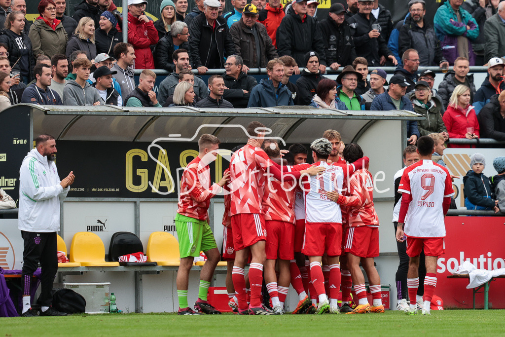 DJK Vilzing - FC Bayern Amateure | Jubel nach dem Treffer zum 0-1 durch Desire SEGBE AZANKPO (FCB 34) / Freude / Tor / Torschuetze
