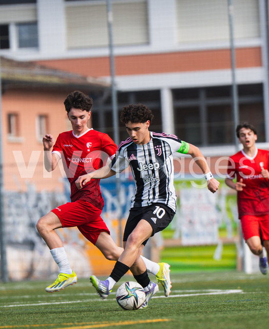 juv_lut_fmachado-0171 | Images from the Juniors B match between Juventus Academy and FC Lutry, played on 18 March 2026 in Lutry, Switzerland, featuring players, coaching staff and match action throughout the game.