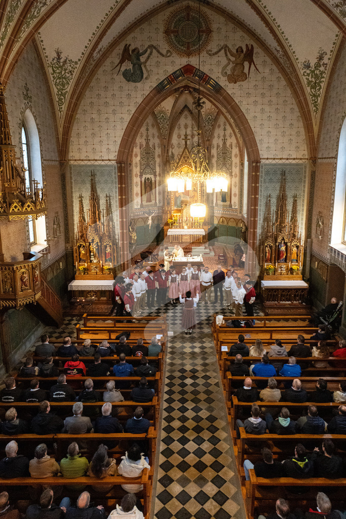 SKE100J_4531 | Gottesdienst in der Kirche Alpthal - Realisiert mit Pictrs.com