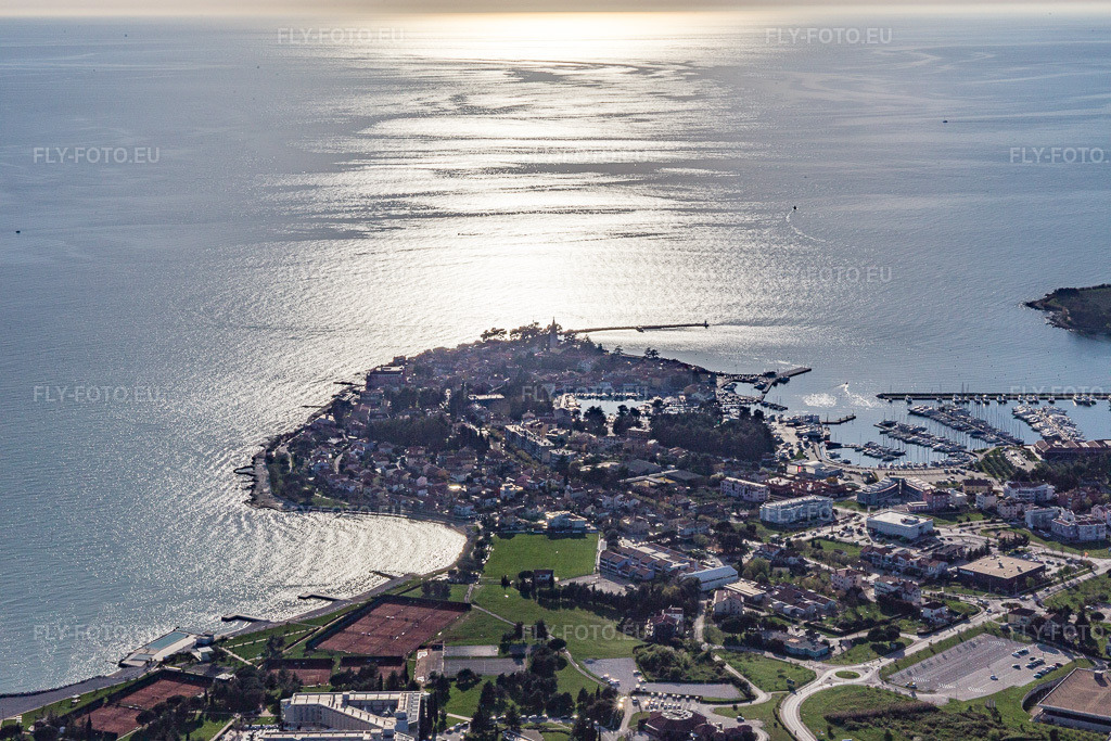 Vue aérienne: Vue de la ville à Antenal dans le département Gespanschaft Istrien, Croatie. Photo: IMG_106077.jpg prise le 13/04/2018 par Werner Riehm/FLY-FOTO.eu – Résolution de l'original: 5472 x 3648 px