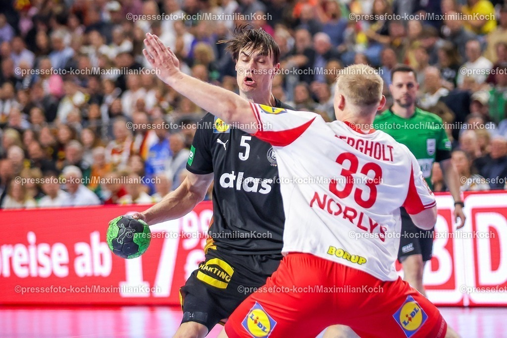 xKWIx17052601025 | 17.05.2026, xkwix, Handball, Länderspiel, Deutschland - Dänemark , Lanxess-Arena in Köln:  Miro Schluroff (Germany #05) im Zweikampf gegen Emil Bergholt (Denmark #33) Photo: xKamilxWilkowskixPressefotoKochx