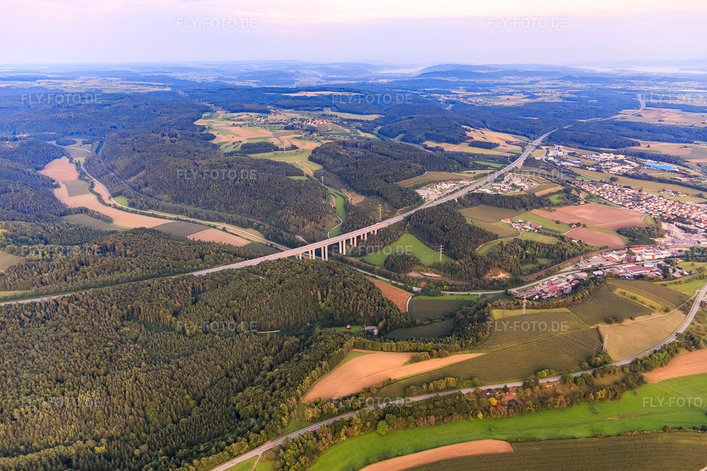 Luftbild: Talbrücke der A81 über den Talbach mit B491 in Engen im Bundesland Baden-Württemberg in Deutschland. Foto: IMG_102810.jpg vom 25.08.2017 durch Werner Riehm/FLY-FOTO.de