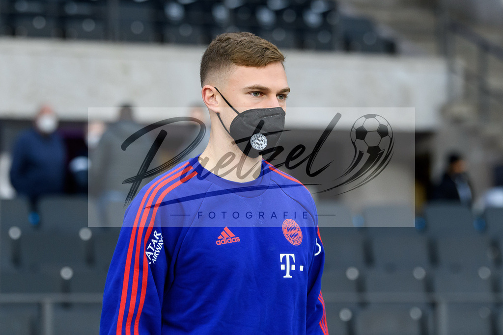BSCFCB20220123_033 | Fussball, Herren: Joshua Kimmich (FC Bayern Muenchen) schaut bei dem Spiel der 1. Bundesliga zwischen Hertha BSC und FC Bayern Muenchen im Olypiastadion am 23.01.2022 in Berlin, Deutschland.DFB / DFL REGULATIONS PROHIBIT ANY USE OF PHOTOGRAPHS AS IMAGE SEQUENCES AND/OR QUASI-VIDEO. - Realisiert mit Pictrs.com