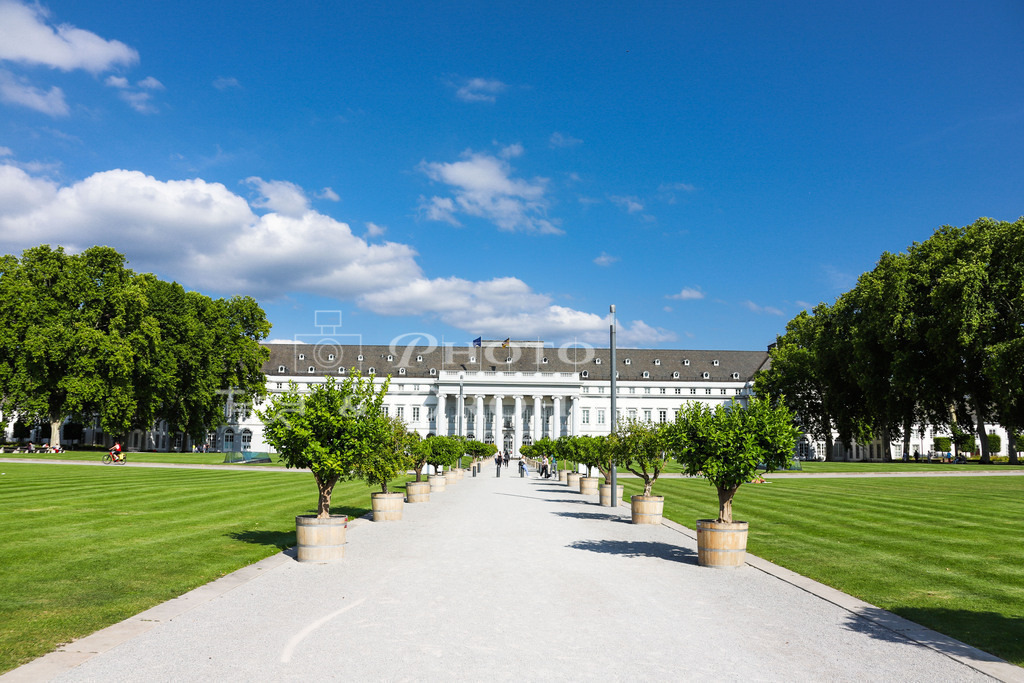 Schloss Koblenz-9334 | Das Kurfürstliche Schloss ist eine große Schlossanlage im Zentrum von Koblenz. Koblenz ist die Stadt am Zusammenfluss von Rhein und Mosel. Am Deutschen Eck treffen die beiden großen Flüße aufeinander. Koblenz hat eine sehenswerte Altstadt. Es gibt viel Historisches und Modernes zu entdecken. - Realisiert mit Pictrs.com