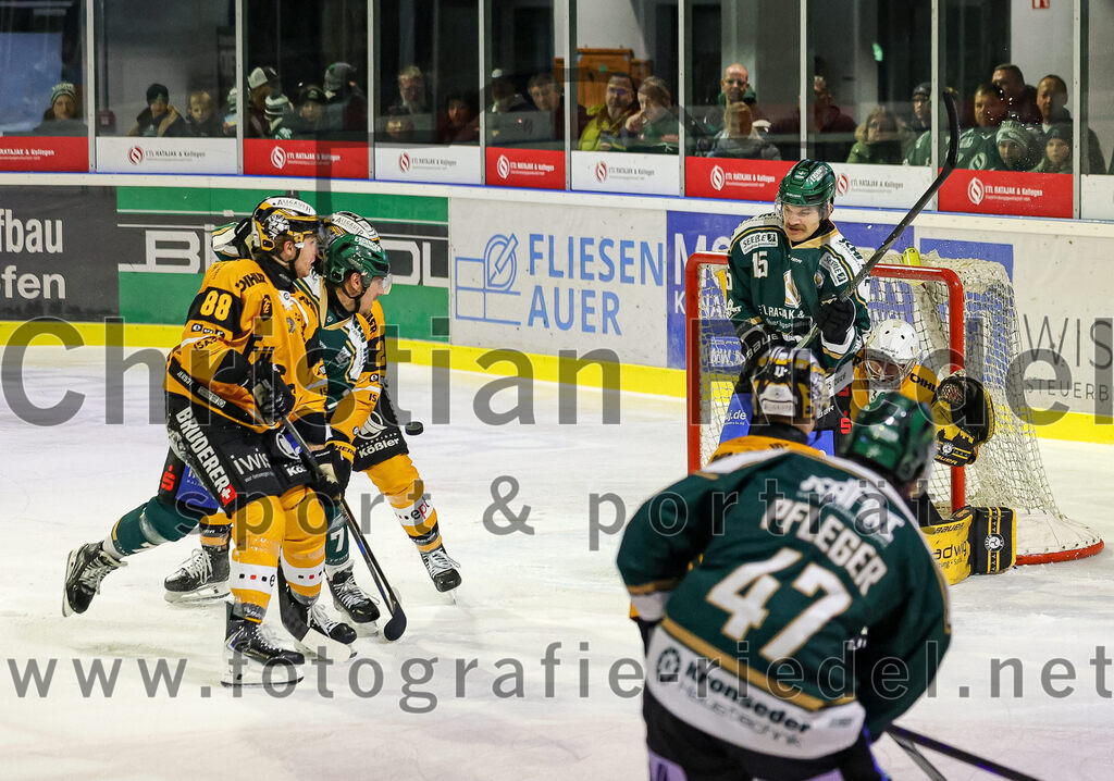 2025-11-02_094_TSV_Erding_gegen_EV_Fuessen | Erding, Deutschland, 02.11.2025:Eishockey, Oberliga Süd 2025 / 2026, 15. Spieltag, TSV Erding gegen EV Füssen, Endergebnis: 2:6Matyas Stransky (EV Füssen, #88), Louis Trattner (Erding Gladiators, #7), Elias Maier (Erding Gladiators, #15), Torwart Timotej Pancur (EV Füssen, #30)Foto: Christian Riedel / fotografie-riedel.net