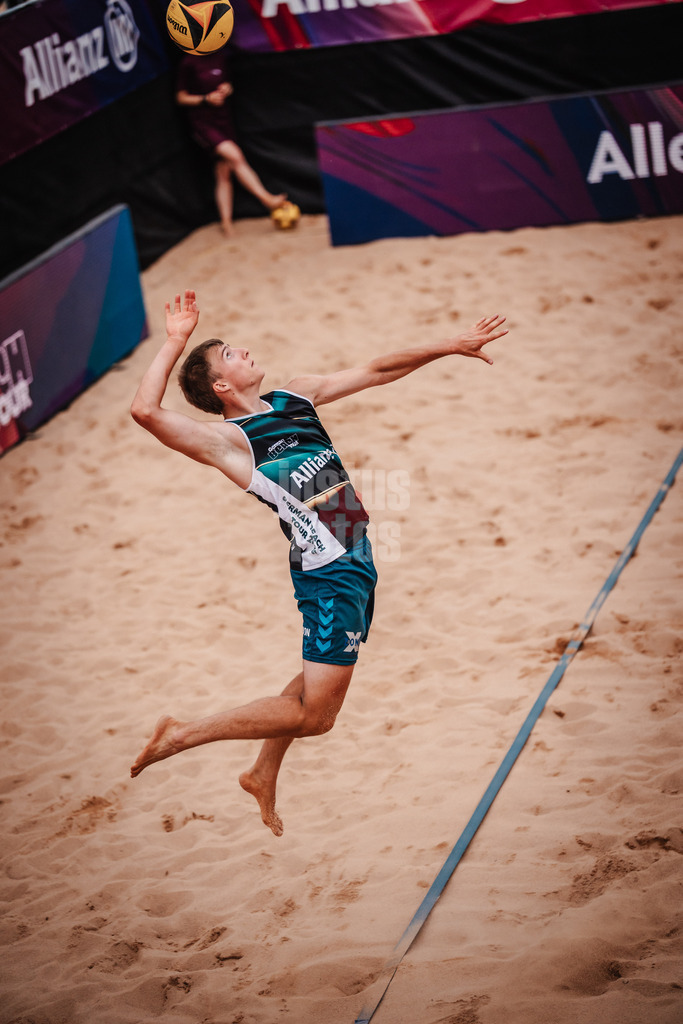 Beachvolleyball | Männer | Allianz German Beach Tour 2025 | Tourstop München | 10.07.2025 | Yannik Ahr beim Aufschlag