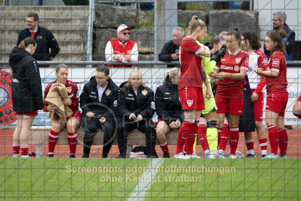 20251012_125933_0005 | #,1.FC Donzdorf (schwarz) vs. VfB Stuttgart II (rot), Fussball, Frauen-Verbandsliga Württemberg, 05. Spieltag, Saison 2025/2026, Rasenplatz Lautertal Stadion, Süßener Straße 16, 73072 Donzdorf, 12.10.2025 - 13:00 Uhr,Foto: PhotoPeet-Sportfotografie/Peter Harich