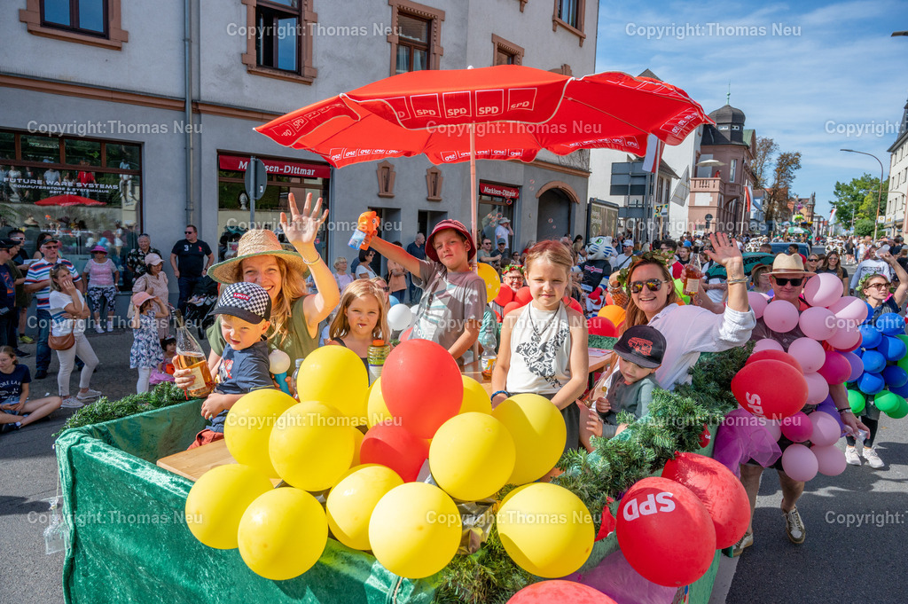 02_Winzerfestumzug-Bensheim | bbe, Bensheim, Winzerfestunmzug 2025, SPD Bensheim, " Die bunten Trauben feiern Feste wie sie fallen" ,, Bild: Thomas Neu