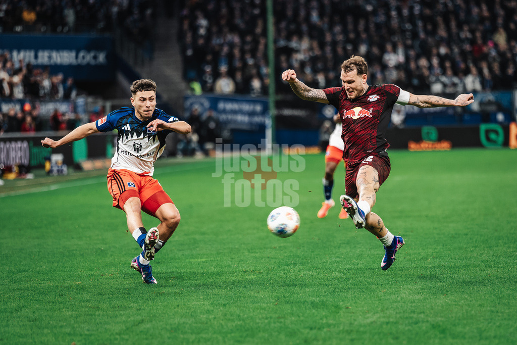 Fußball | Männer | Saison 2025/2026 | 1. Fußball-Bundesliga | 24. Spieltag | Hamburger SV vs. RB Leipzig | 01.03.2026 | v.l. William Mikelbrencis (#2, HSV) gegen David Raum (#22, RB Leipzig)