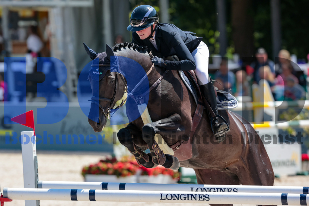 Longines Balve Optimum - Springen Samstag {date} -  | {headline}(Foto: Sebastian Sendlak / BOND) - Realisiert mit Pictrs.com