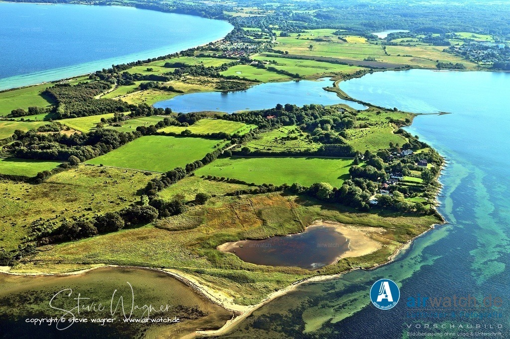 Luftbild Halbinsel Holnis bei Glücksburg - Die Steilküste fällt im Westen, Norden und Osten des Kliffs zur Flensburger Förde ab | Die Steilküste fällt im Westen, Norden und Osten des Kliffs zur Flensburger Förde ab und ist geprägt durch eiszeitliche Moränen, wobei die Abbruchkanten nahezu pflanzenfrei sind. Auf den Kuppen siedeln sich gehäuft Gehölze an.